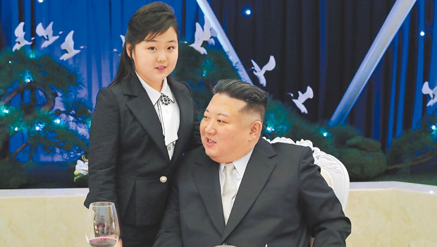 朝鲜领导人金正恩（右）近期频频带着女儿金朱爱（左）公开亮相重要场合