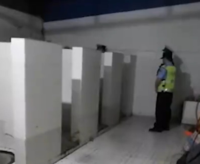 警方在女厕内等候该名男子