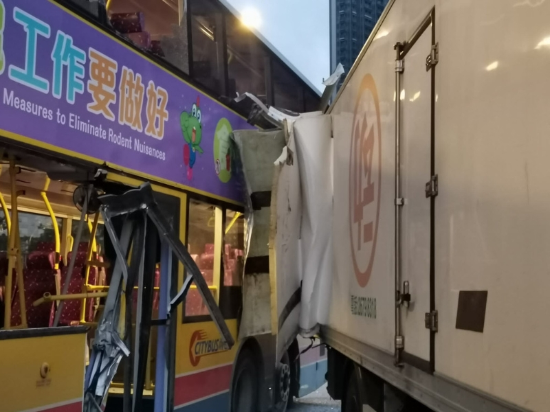 城巴和货车俱损毁。