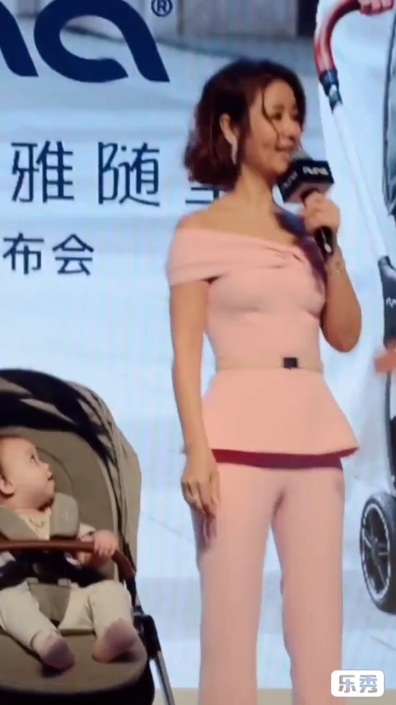 林心如站起身后,未有见凸点情况。 林心如站起身后,未有见凸点情况。