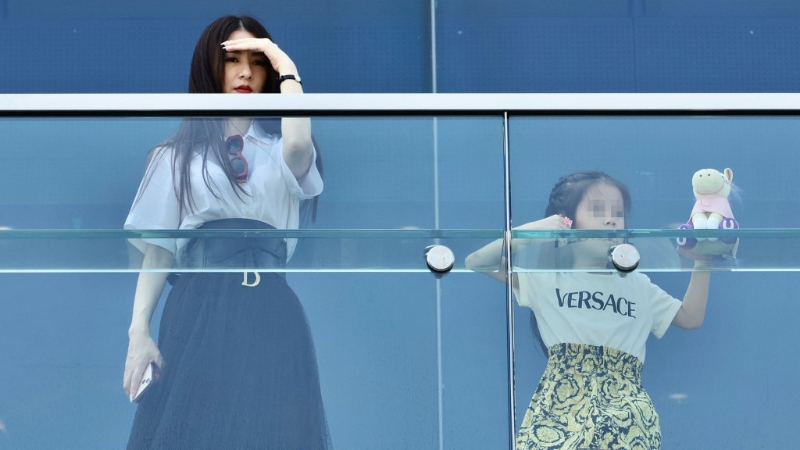 囡囡拿着一直小马公仔看马