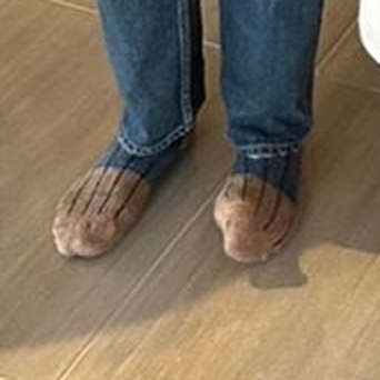 不少网民都觉得梁朝伟脚趾“社恐式”抠地,相当可爱。 不少网民都觉得梁朝伟脚趾“社恐式”抠地,相当可爱。