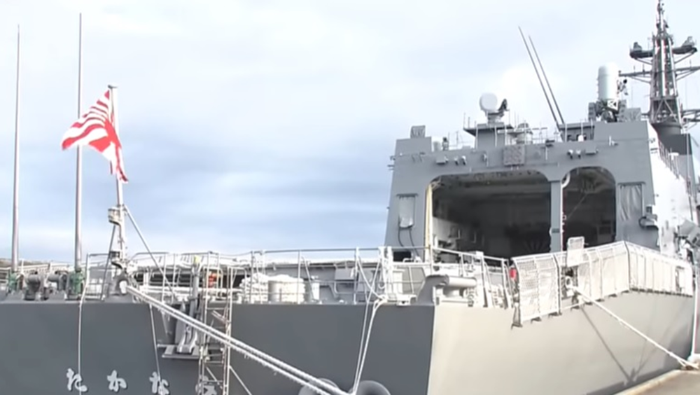 日本舰艇挂自卫队“旭日”旗驶入南韩釜山港
