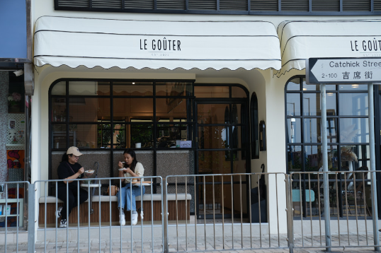 店铺外面的弧形遮阳棚和拱形弧形窗，就像法国街头的小店。