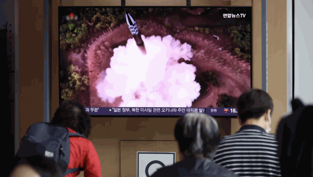 5月31日早上，南韩首尔火车站的电视报播朝鲜发射导弹