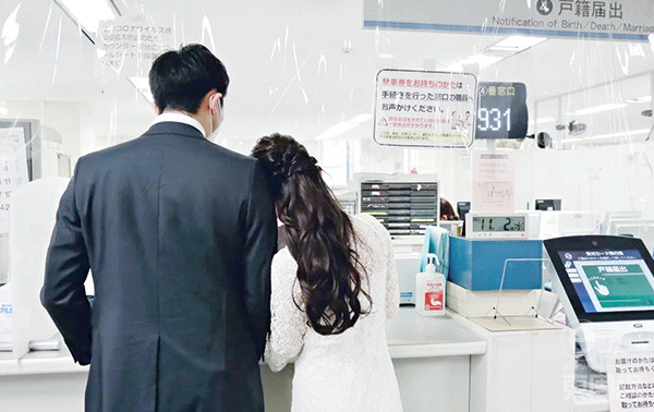 鸡扒妹郑家纯闪嫁日本老公，两人今年十一月在日本登记结婚。