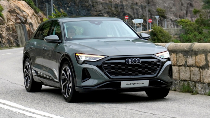 奥迪Q8 e-tron ；