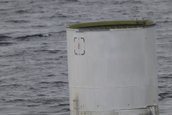 漂浮在海上的圆柱形物件，初步判断物体是火箭第一级与第二级之间的连接体