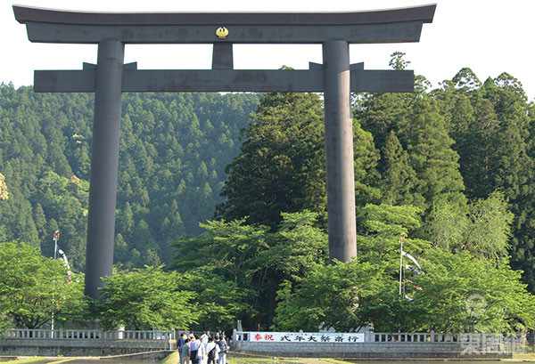 鸟居高达33.9米，除了是日本最巨大鸟居，更是全世界最高。