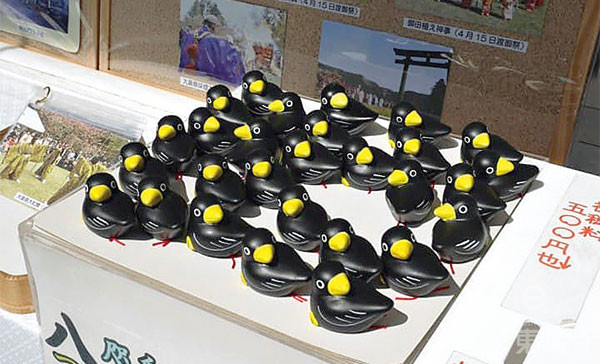 神使八咫鸟既是吉祥物，也同时作为祝福圣物售卖。