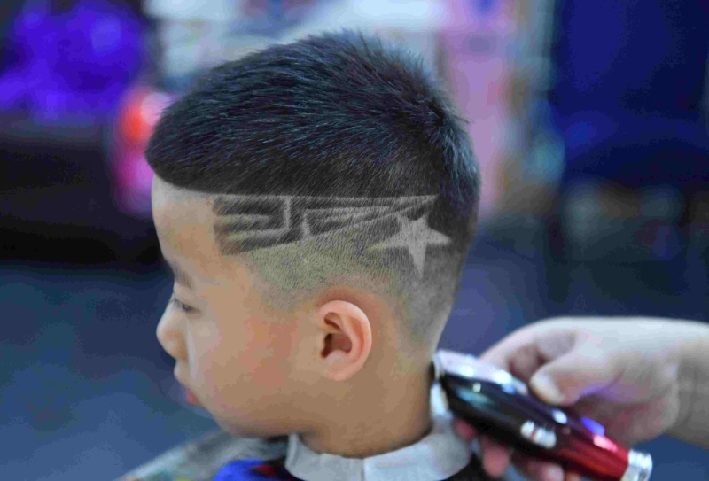 不要留鬓发，逢有鬓发”是衰相，特别是男士。