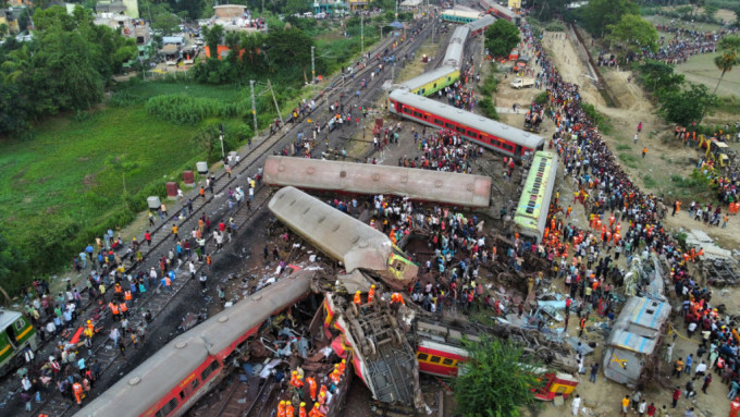 印度3列火车相撞