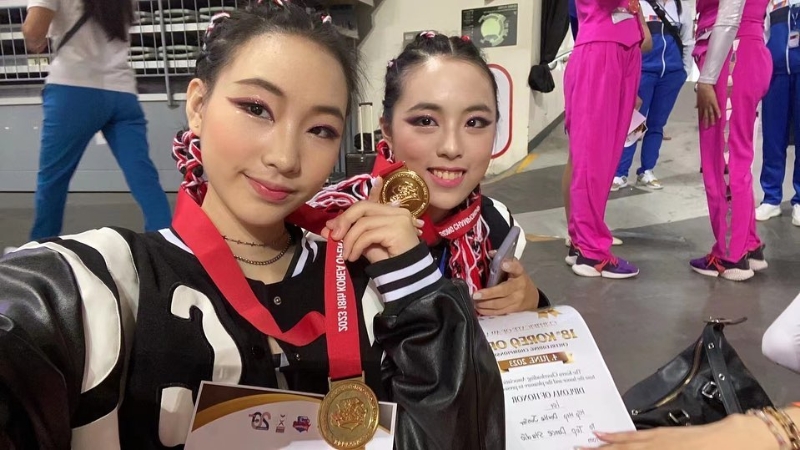 小S大女儿许曦文近日到韩国参加舞蹈大赛，与同学一同夺下第一名