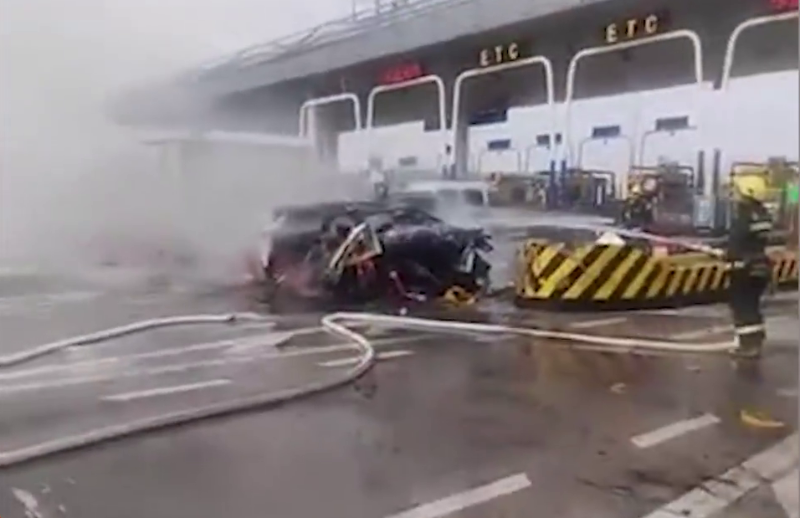 消防员正在现场扑火