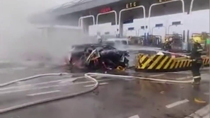 杭州私家车撞收费站设施起火致4死，警方正调查原因