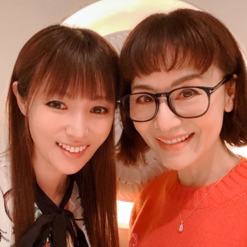 深田恭子和女星大地真央（右）合照，可见其脸型瘦到凹陷