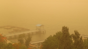 埃及沙尘暴吞噬苏伊士运河，“沙墙”画面如世界末日
