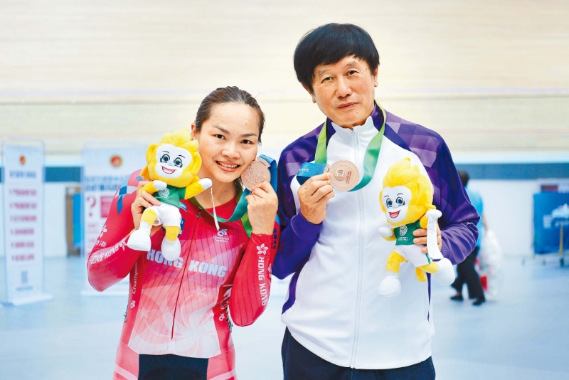 李慧诗(左)与单车港队总教练沈金康(右)。 资料图片 李慧诗(左)与单车港队总教练沈金康(右)。 资料图片