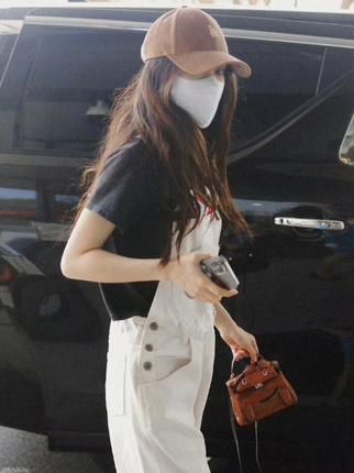 Angelabay去年4月就曾经背过玩味十足的爱马仕 Kelly Doll现身机场，市值逾130万港元！