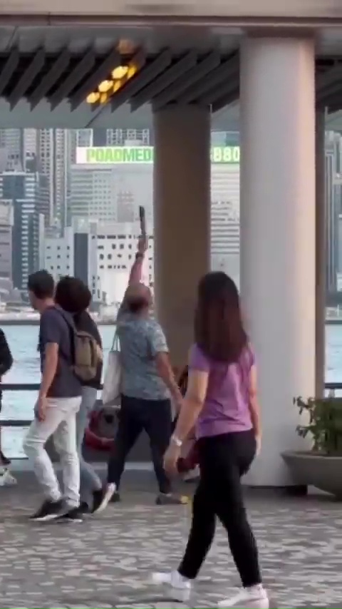 大叔&ldquo;美少女战士&rdquo;变身动作。 网上截图