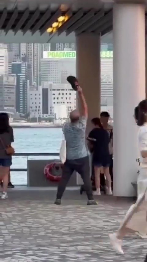 网民拜服大叔的表现。 网上截图