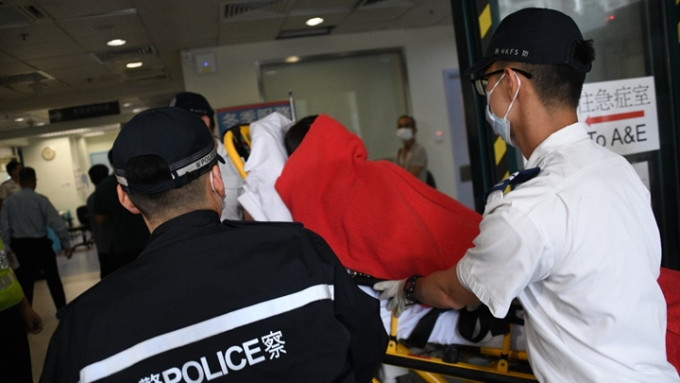 女疑犯由救护车送院 女疑犯由救护车送院