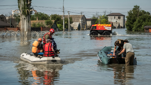 救援人员利用橡皮艇从洪水泛滥的地区疏散当地居民
