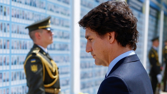 杜鲁多突访基辅，参观了俄乌战争中的阵亡战士纪念墙。