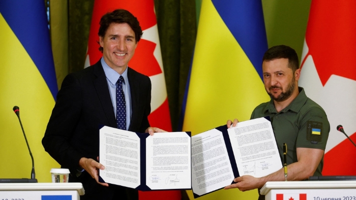 杜鲁多和泽连斯基签署联合声明后向记者展示