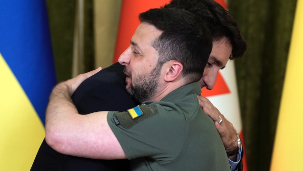 杜鲁多与泽连斯基拥抱