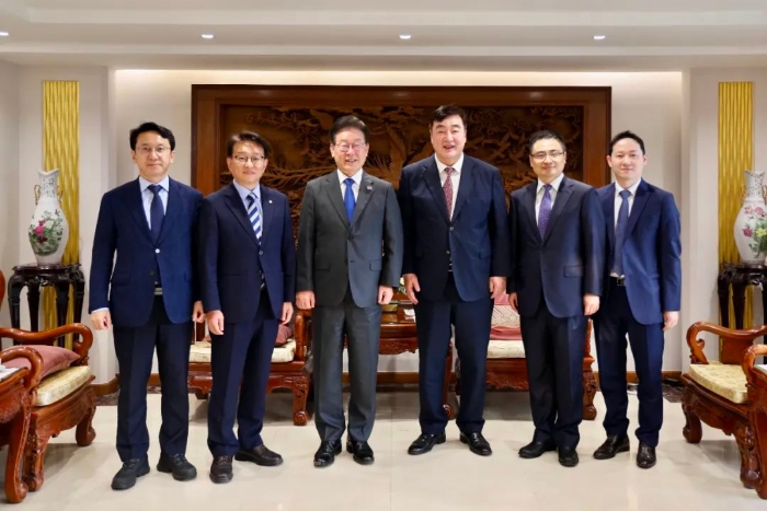 6月8日，邢海明大使（右三）会见韩国共同民主党党首李在明（左三）。