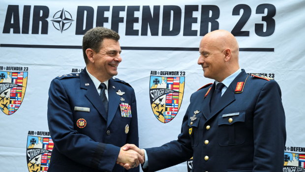 德国 Ingo Gerhartz 中将和美国空军国民警卫队指挥官 Michael A. Loh 中将(左)在新闻发布会上握手