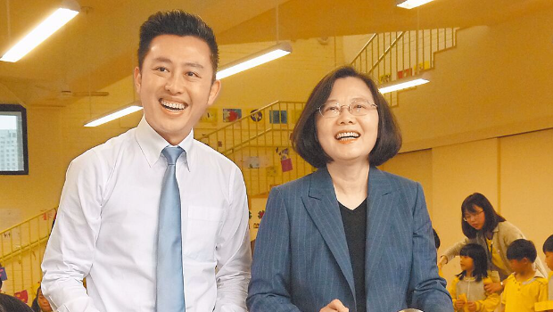 新竹市前市长林智坚（左）近日与调查官余正煌达成和解