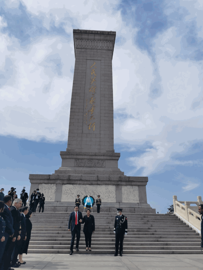 洪都拉斯总统卡斯特罗准备向人民英雄纪念碑敬献花圈