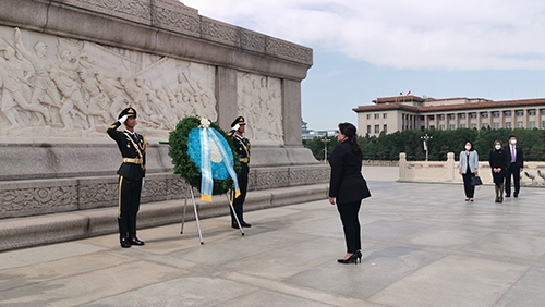 洪都拉斯总统卡斯特罗向人民英雄纪念碑敬献花圈