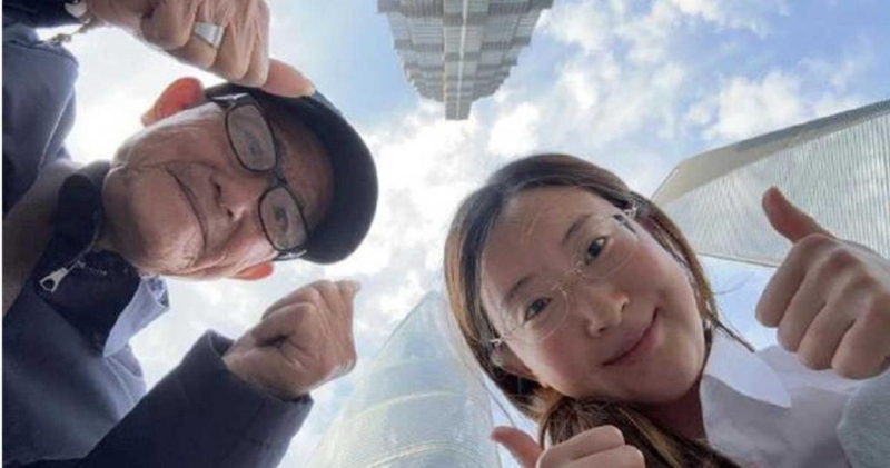 小于放弃高薪工作，带爷爷在中国大陆各地旅游。