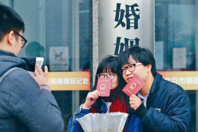 北京一对情侣到婚姻登记处领证。