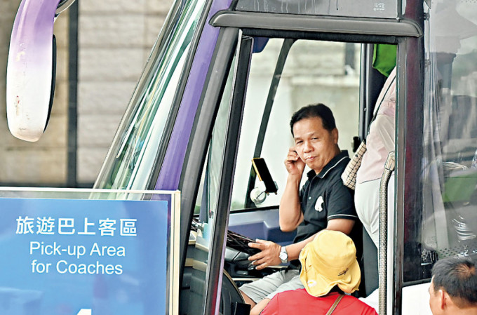培训外劳司机成本高，香港小巴界忧服务质素降