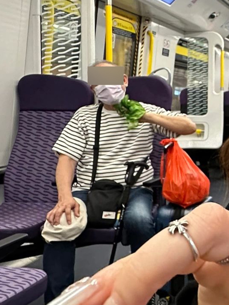 这张相片，其身后伯伯一边看着她，一边抹汗，成为网民焦点：&ldquo;阿叔冒汗，可见火辣程度。&rdquo; &ldquo;把后面的大叔吓得直冒冷汗啊！&rdquo;