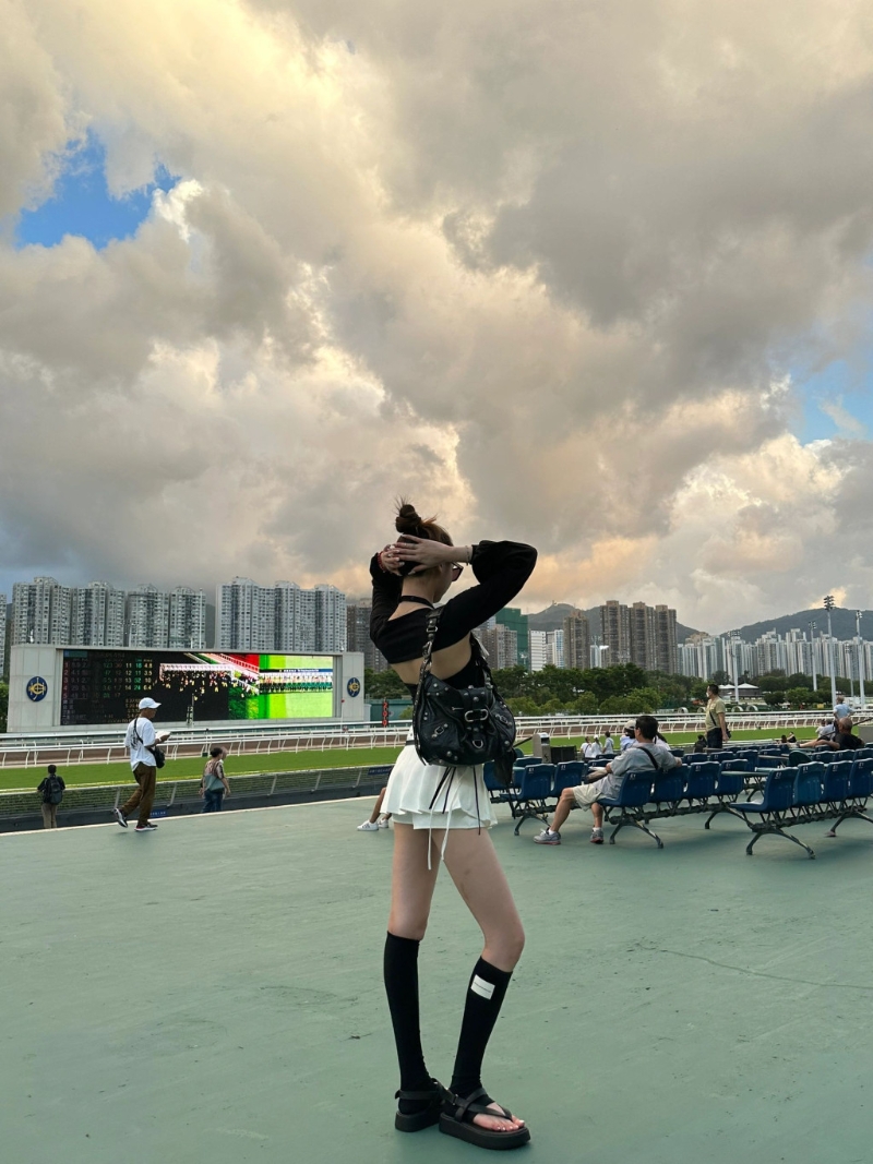 少女当日除在港铁东铁线头等车厢放闪，之后亦有到马场拍照。