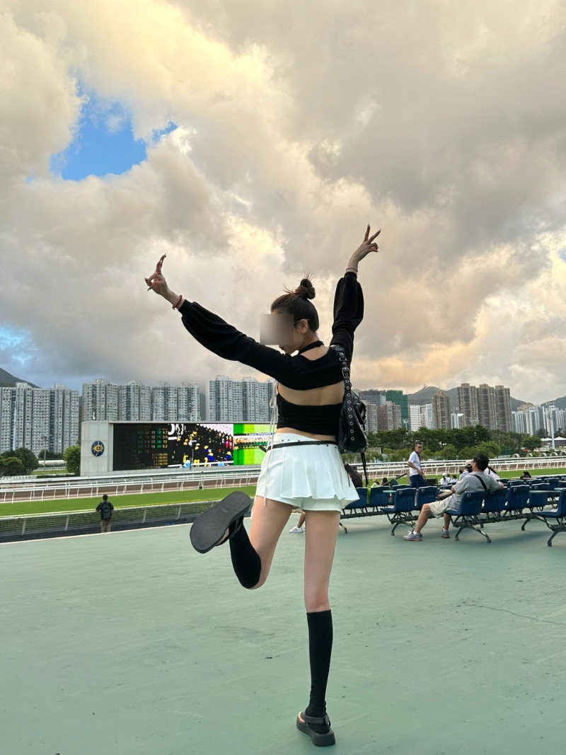 少女参观马场，诱人拍照姿势，完全不怕走光。