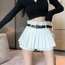 该少女穿着的白色腰带百褶超超超短裙，实际上是一条裙裤，内里着有一条白色短裤。