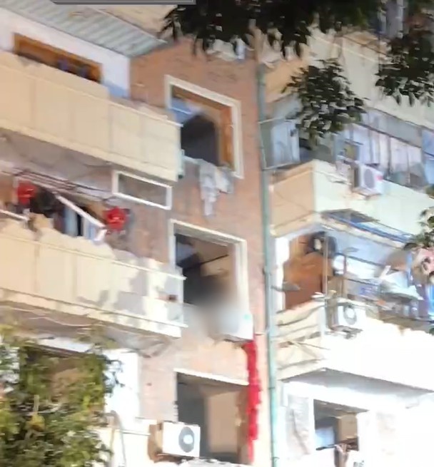 爆炸后多个单位的玻璃窗损毁