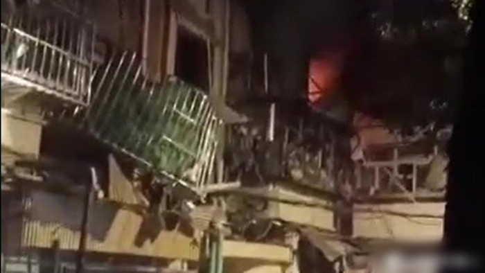 有目击者指听到巨响后冒出浓烟