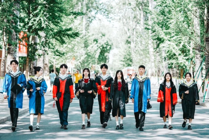 北京科技大学准备了专属学位服供毕业生免费使用。