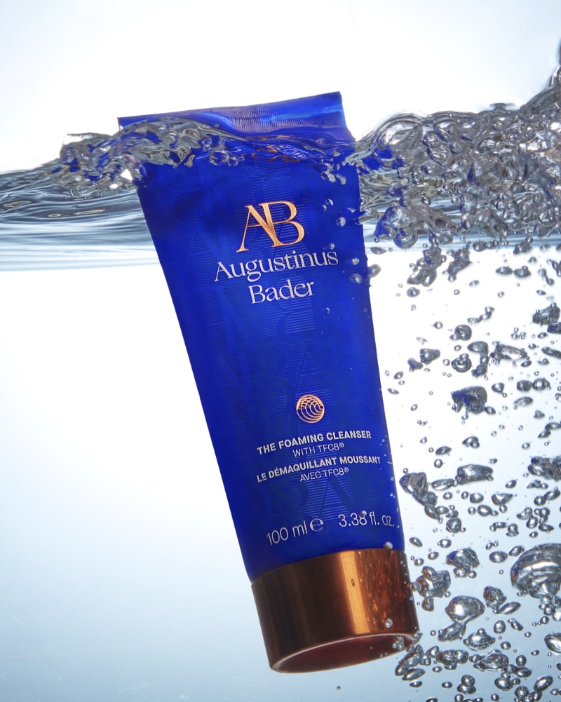 Augustinus Bader蓝钻丰盈洁面乳HK$545,含有兰撒叶及欧列当萃取物,有助均匀肤色及去角质,当中维他命C就具滋润及提亮功效。 Augustinus Bader蓝钻丰盈洁面乳HK$545,含有兰撒叶及欧列当萃取物,有助均匀肤色及去角质,当中维他命C就具滋润及提亮功效。