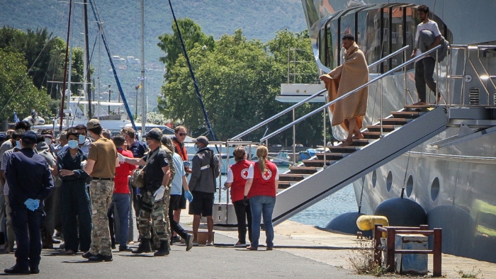 获救人员抵达希腊卡拉马塔市