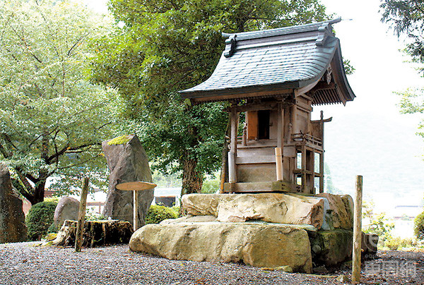 神社只是一间小型的木屋，但参拜人数甚多，更是当地历史古迹。