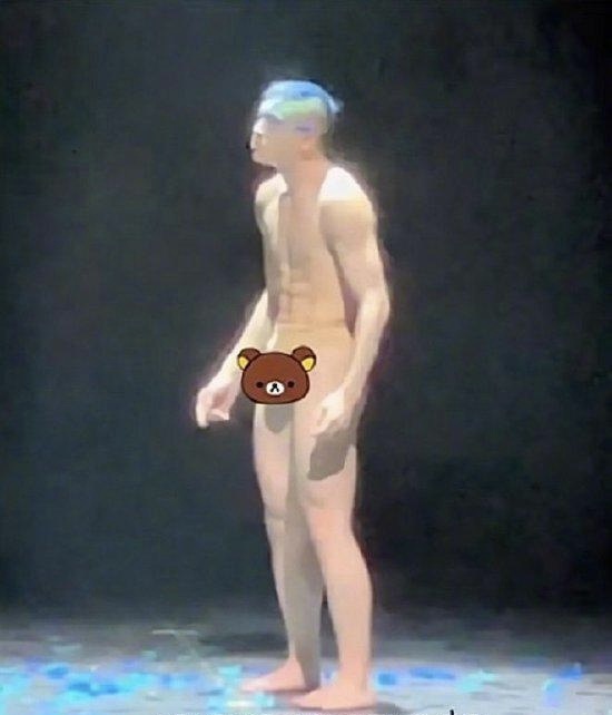 《孔雀》男舞者造型近乎裸露，展现出肌肉线条。