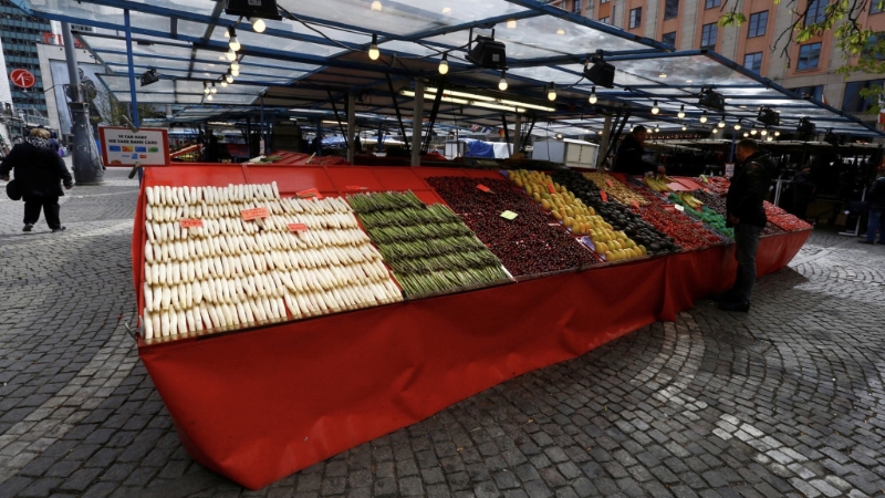 斯德哥尔摩一个市场的菜档。